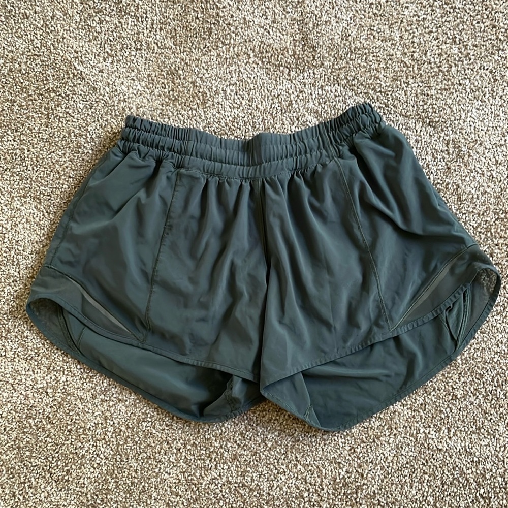 Lululemon Hotty Hot Low-Rise Lined Short 2.5”